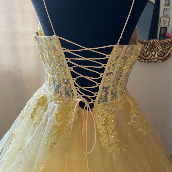 Ellie Wilde Yellow Gown with Glittering Details - Picture 5 of 12